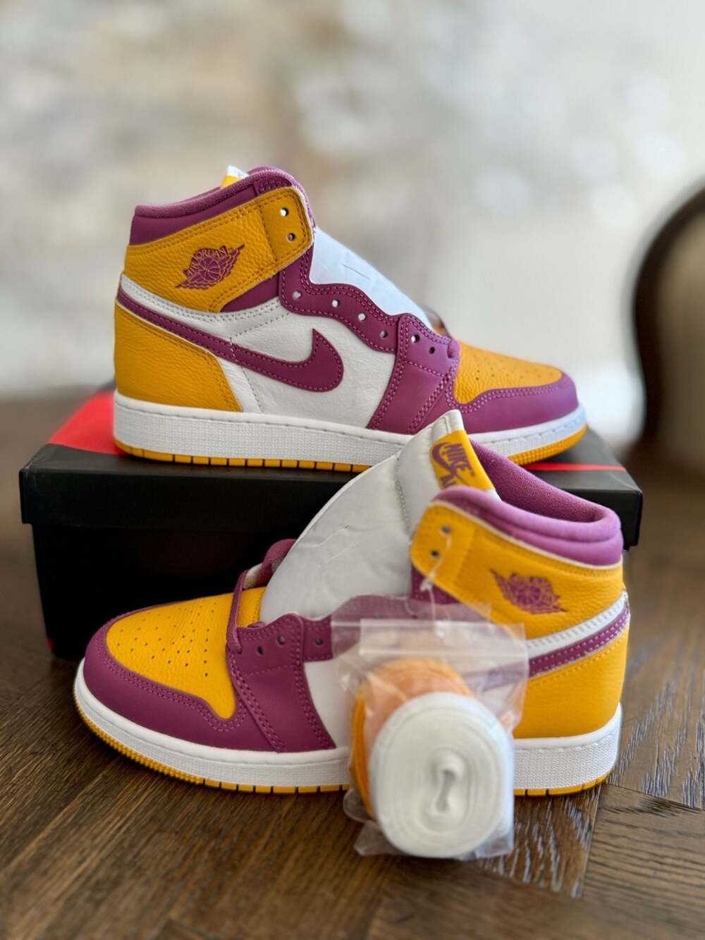 Air Jordan 1 Retro High OG GS 'Brotherhood' Lakers
Size 5.5Y/ 6.5 women’s New